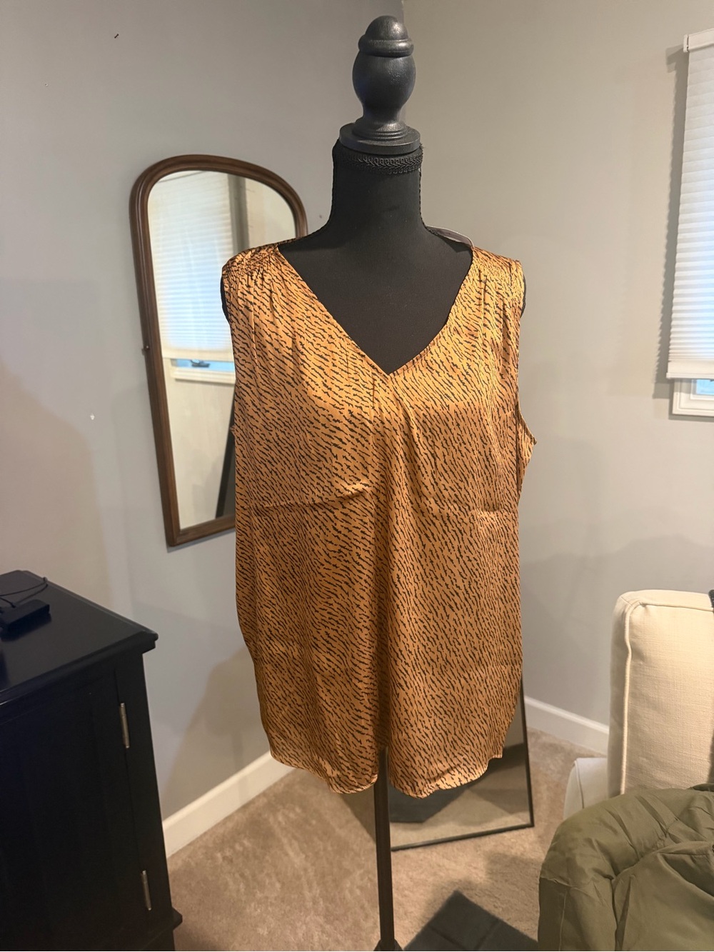 Banana Republic Golden Brown V-Neck Sleeveless Tank with Black Dash Print